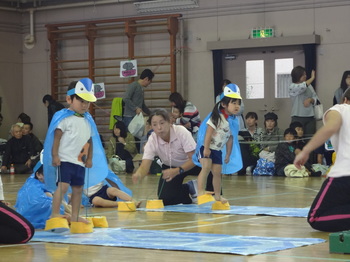 園での生活　平成29年度　運動会_クラス競技_すずらん02