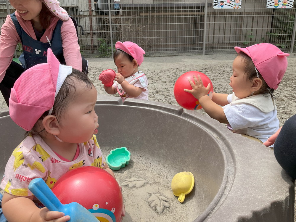 ボールで遊ぶ幼児